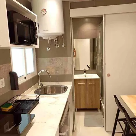 Apartment Estudios Hl Frente Al Metro Barcelona-aeropuerto